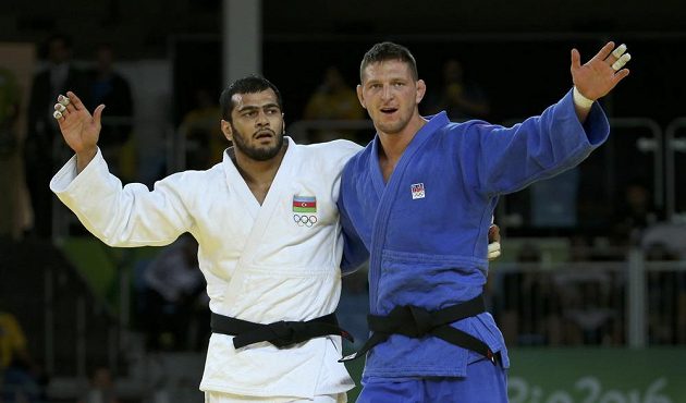 Judista Lukáš Krpálek (vpravo) po vítězném olympijském finále s Elmarem Gasimovem.