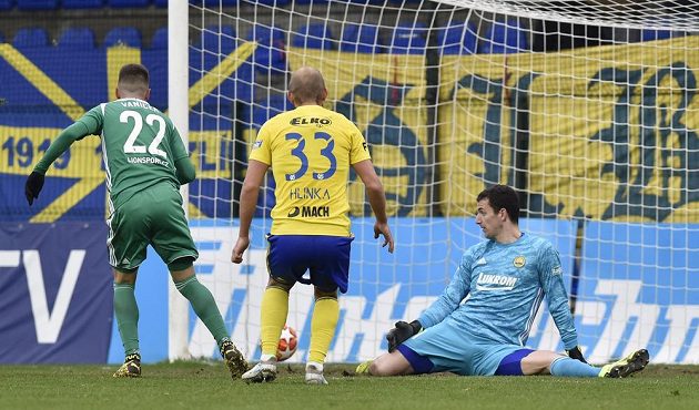Antonín Vaníček z Bohemians, Marek Hlinka ze Zlína a brankář Zlína Matej Rakovan, který inkasuje branku.