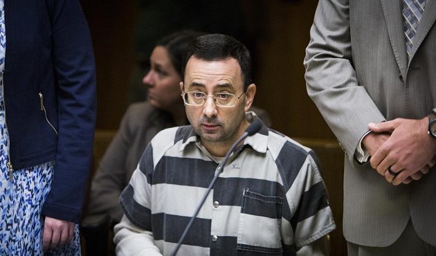 Larrymu Nassarovi hrozí za sexuální zneužití mladistvých gymnastických svěřenkyň dlouholeté vězení.