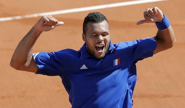 Francouz Jo-Wilfried Tsonga se raduje z výhry nad Lukášem Rosolem v semifinále Davis Cupu.