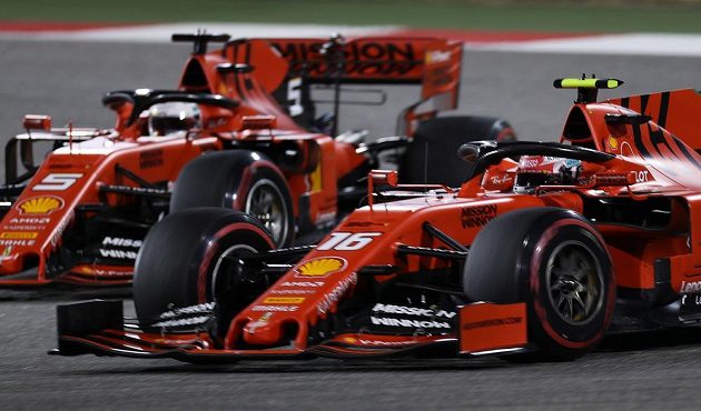 Rudé vozy Ferrari s Charlesem Leclercem (vpravo) a Sebastianem Vettelem v kokpitu dlouho dominovaly ve Velké ceně Bahrajnu.