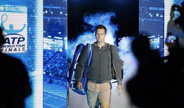 Tomáš Berdych vstupuje do londýnské arény před zápasem se Srbem Novakem Djokovičem.