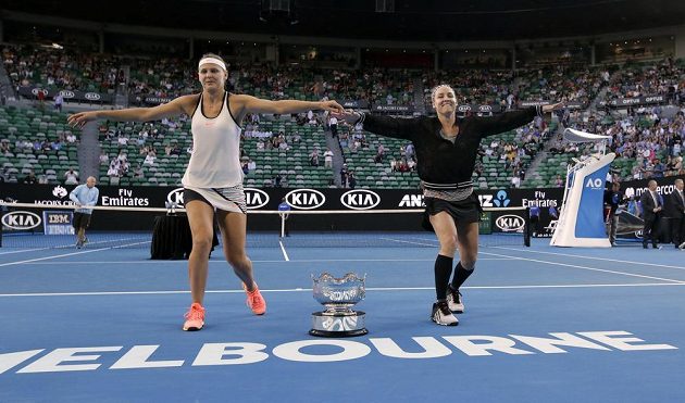 Lucie Šafářová a Bethanie Matteková-Sandsová oslavují tanečkem vítězství ve čtyřhře.