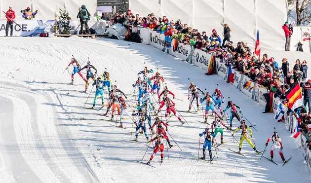 Biatlonistky na prvním úseku závodu smíšených štafet na MS v rakouském Hochfilzenu.