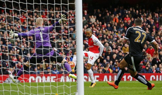 Záložník Theo Walcott z Arsenalu střílí gól do sítě Leicesteru v zápase 26. kola anglické Premier League.