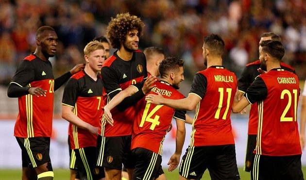 Belgičan Marouane Fellaini (třetí zleva) oslavuje se spoluhráči gól proti České republice.
