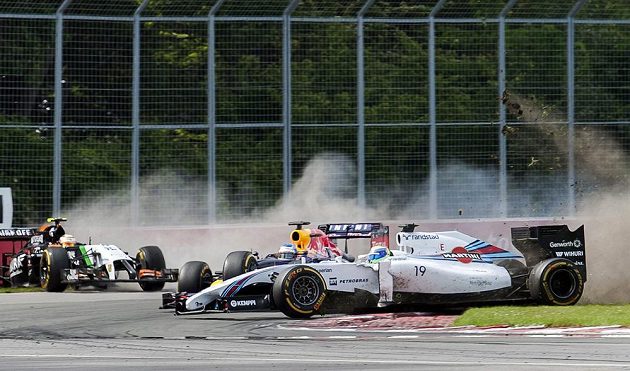 Felipe Massa (vpravo) svým neovladatelným vozem máloem sestřelil i Sebastiana Vettela. Vlevo se řítí do bariéry Sergio Pérez.