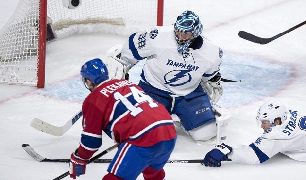 Tomáš Plekanec překonává ve třetí třetině utkání NHL Bena Bishopa v brance Tampy Bay.