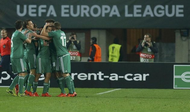 Fotbalisté Rapidu Vídeň se radují z gólu v utkání Evropské ligy proti Plzni.