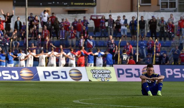 Vpředu zklamaný střelec jediného jihlavského gólu Davis Ikaunieks, v pozadí se z vítězství v zápase radují hráči Plzně.