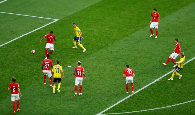 Střelu Emila Forsberga smolně tečoval švýcarský obránce Manuel Akandji (nejblíže k míči).