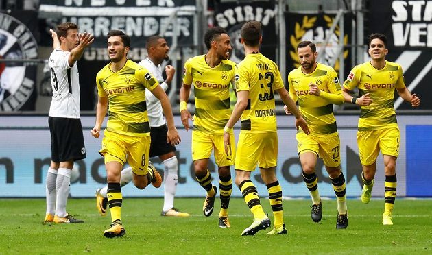 Fotbalisté Dortmundu vedli na hřišti Frankfurtu 2:0, nakonec ale o náskok přišli a brali jen bod za remízu 2:2.