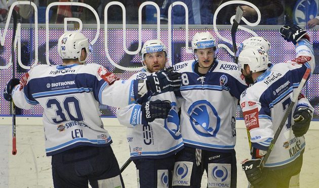 Hráči Plzně se radují z gólu ve vítkovické síti během utkání předkolo play off hokejové extraligy.