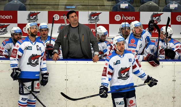 Chomutovská střídačka při utkání s Mladou Boleslaví, uprostřed trenér Vladimír Růžička, vlevo v popředí kapitán Michal Vondrka, vpravo Jan Rutta.