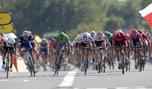 Boj o triumf ve 14. etapě Tour de France nakonec vyhrál Mark Cavendish (vlevo).