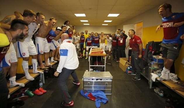Eduard Poustka pokřikem oslavuje postup na mistrovství Evropy ve Francii.