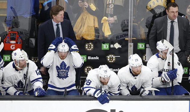Pohled na střídačku hokejistů Toronta dává tušit, že o spokojenosti v bitvě s Bostonem v play off NHL nemůže být řeč. Postup slavil tým Bruins.
