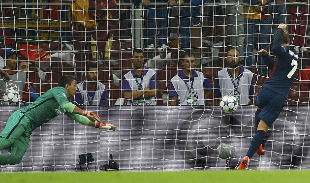 Antoine Griezmann z Atlétika Madrid (vpravo) střílí gól brankáři Galatasaraye Fernandovi Muslerovi.