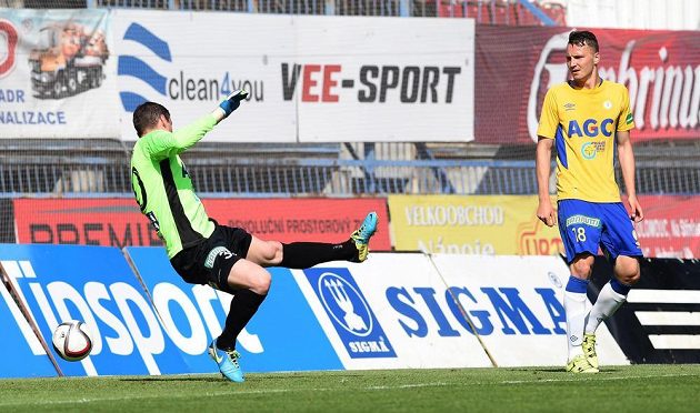 Brankář Teplic Tomáš Grigar inkasuje čtvrtý gól od olomouckého Jana Navrátila (není na snímku).