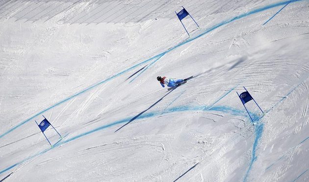 Slovinka Tina Mazeová na trati olympijského sjezdu, v němž se podělila o zlato se Švýcarkou Gisinovou.