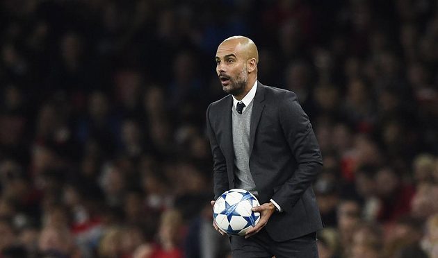 Trenér Bayernu Mnichov Josep Guardiola během utkání Champions League na hřišti Arsenalu.
