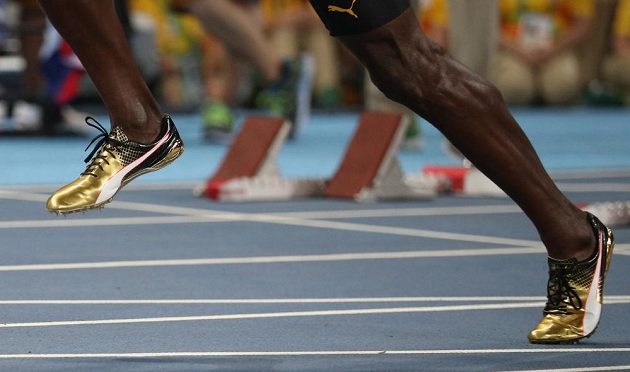 Zlaté tretry, se kterými si Jamajčan Usain Bolt doběhl pro zlatou medaili na trati 100 metrů.