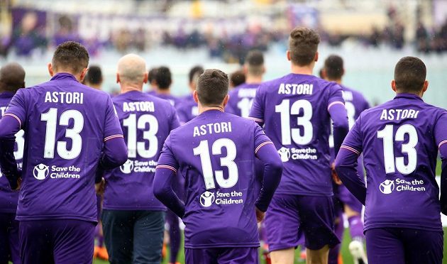 Fotbalisté Fiorentiny absolvoval rozcvičení před zápasem v dresu s číslem 13, které Astori nosil na svých zádech.