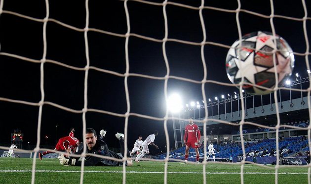 Vinicius Junior dává třetí gól Realu Madrid proti Liverpoolu v prvním čtvrtfinále Ligy mistrů.