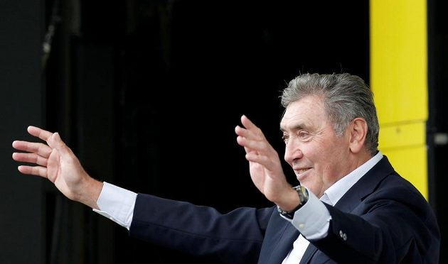 Eddy Merckx, jenž před 50 lety vybojoval na Tour de France první z rekordních pěti celkových výher, zdravil fanoušky v Bruselu a v cíli dekoroval vítěze první etapy Mika Teunissena.