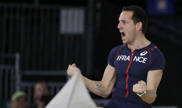 Radost Francouze Renauda Lavillenieho během finále skoku o tyči na halovém mistrovství světa v Portlandu.