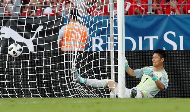 Japonský fotbalista Eiji Kawašima v síti během přípravného utkání se Švýcarskem.