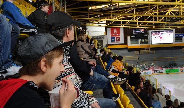Litvínovští fanoušci na zimním stadiónu Ivana Hlinky sledují na velkoplošné obrazovce první finálový duel extraligy v Třinci.