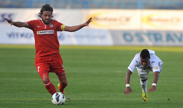 Kapitán Zbrojovky Pavel Zavadil (vlevo) a záložník Baníku Carlos Dyjan de Azevedo v utkání 5. kola Synot ligy.
