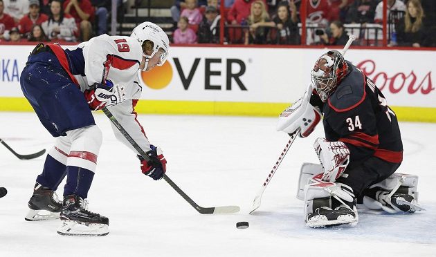 Brankář Caroliny Hurricanes Petr Mrázek (34) likviduje šanci Washingtonu v utkání 1. kola play off NHL.
