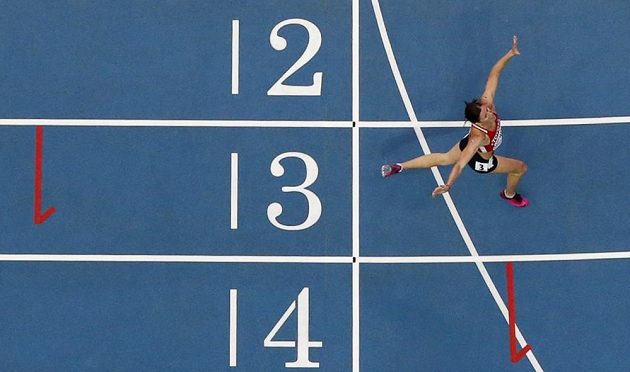 Zuzana Hejnová probíhá cílem finálového závodu na 400 m překážek na MS v Moskvě.