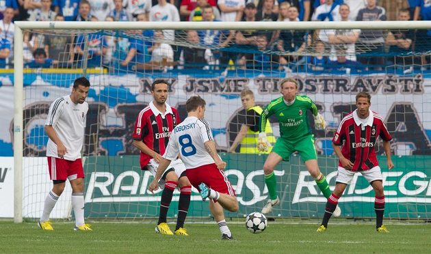 Benefiční zápas fotbalisty Marka Jankulovského, kterým se slavnostně loučil s kariérou. Zleva Milan Baroš, Tomáš Sivok, Karel Poborský, brankář Vít Baránek a italský hráč Luca Antonini.