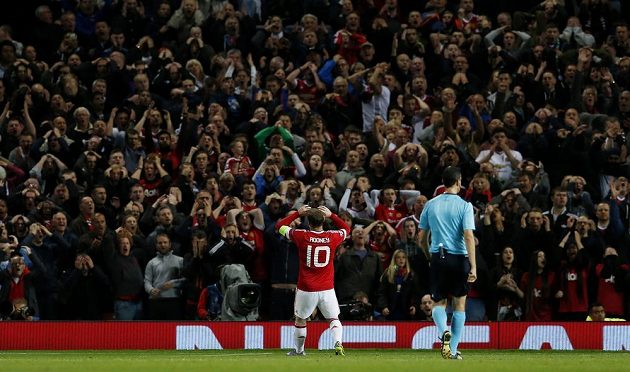 Hvězda Manchesteru United Wayne Rooney lomí rukama po zahozené šanci proti Wolfsburgu v utkání Ligy mistrů.