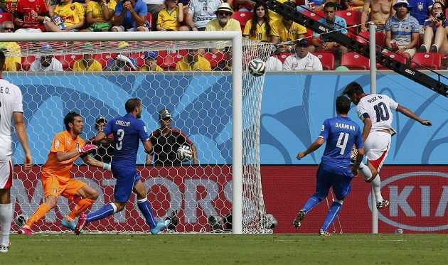 Brankář Itálie Gianluigi Buffon inkasuje gól od Kostaričana Bryana Ruíze (vpravo).