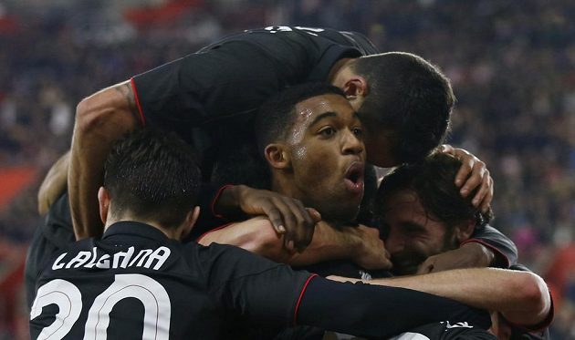 Jordon Ibe (uprostřed) z Liverpoolu oslavuje se spoluhráči gól proti Southamptonu.