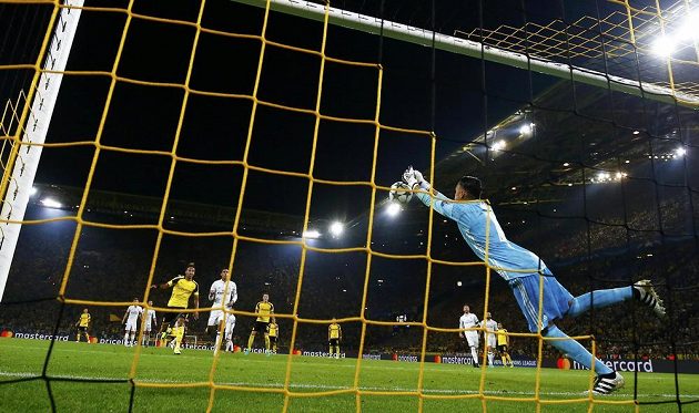 Brankář Realu Keylor Navas vyráží míč před Pierra - Emericka Aubameyanga, který míč dostal do sítě. Dortmund tak vyrovnal.