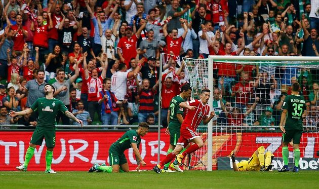 Překonaný český gólman Jiří Pavlenka. Jeho Werder Brémy doma prohrál s Bayernem v bundesligovém utkání 0:2.