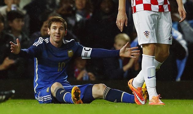 Argentinský kapitán Lionel Messi se v přípravném utkání s Chorvatskem v Londýně zlobí na rozhodčí.