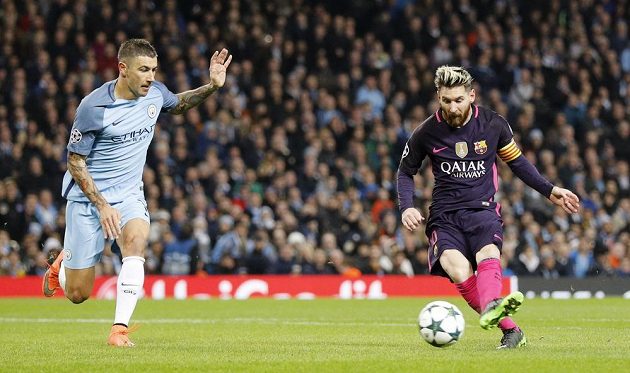 Lionel Messi z Barcelony dává gól. Aleksandar Kolarov z Manchesteru City přišel pozdě.