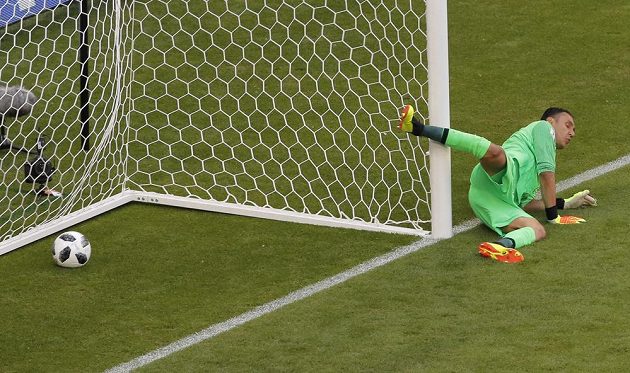 Kostarický gólman Keylor Navas se sápe marně po míči. Ten skončil za jeho zády a Srbsko vedlo v utkání MS nad Kostarikou.