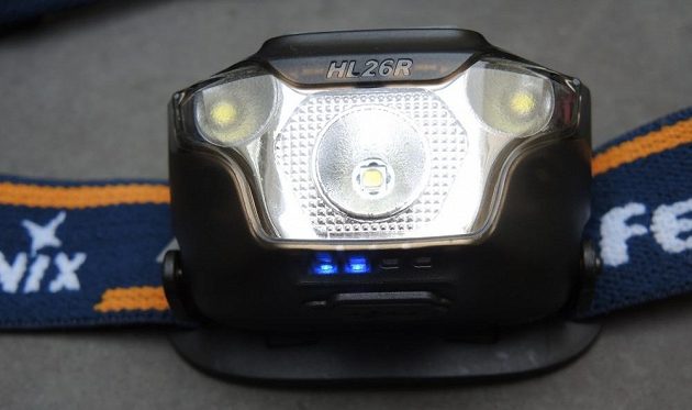 Čelovka Fenix HL26R: Pohled do hmyzího oka: Jedna hlavní, dvě vedlejší LED. Čtyři miniaturní LED informují o stavu akumulátoru.