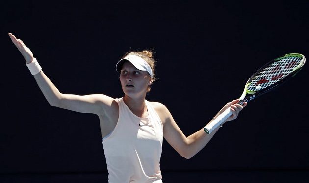 Česká tenistka Markéta Vondroušová premiéru v hlavní soutěži na Australian Open hodně prožívala. Nakonec byla vítězná, česká tenistka vyhrála nad Kurumi Naraovou 7:5 a 6:4.