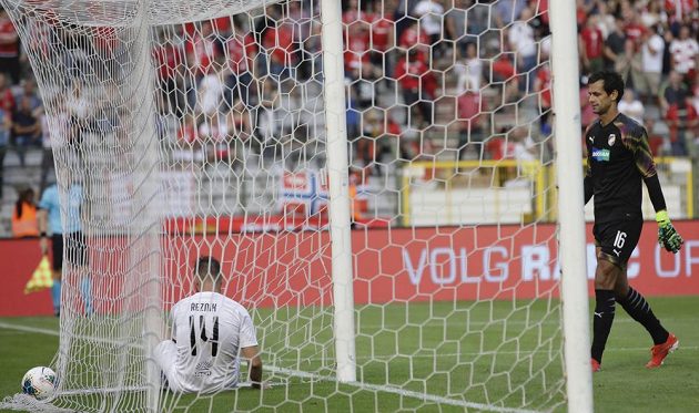 Plzeňský brankář Aleš Hruška kráčí pro míč, který mu do sítě poslal Ivo Rodrigues (není na snímku) z Antverp.
