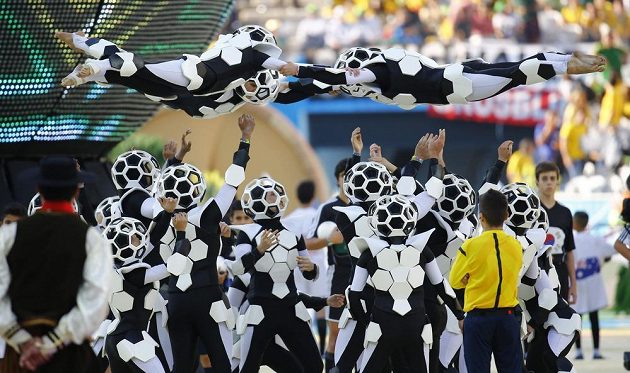 Zahajovacího ceremoniálu na stadiónu v Sao Paulu se zúčastnilo šest stovek tanečníků.