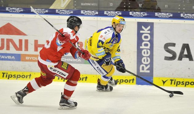 Olomoucký útočník Marek Laš (vlevo) a zlínský forvard Petr Holík v dohrávce 7. kola Tipsport extraligy.