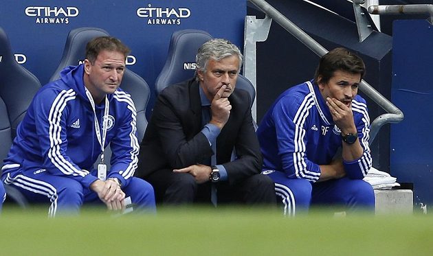 Kouč Chelsea José Mourinho (uprostřed) a jeho asistenti Rui Faria a Steve Holland při utkání s Manchesterem City.